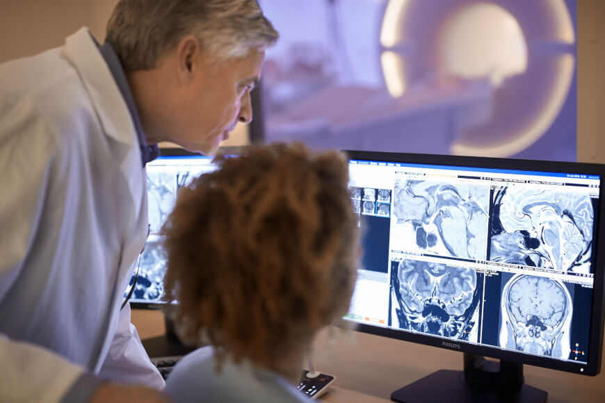 Radiologist_interpreting_MRI