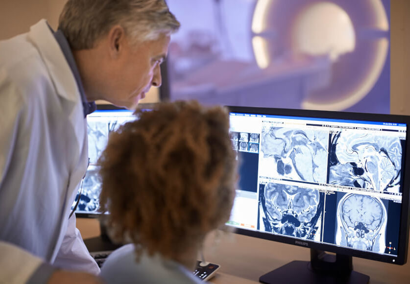cropped-cropped-Radiologist_interpreting_MRI-2.jpg